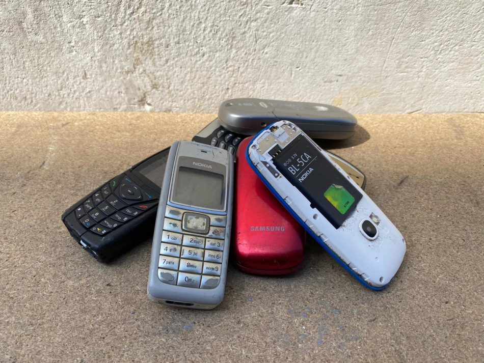 mobiele telefoons en handy met batterij inleveren